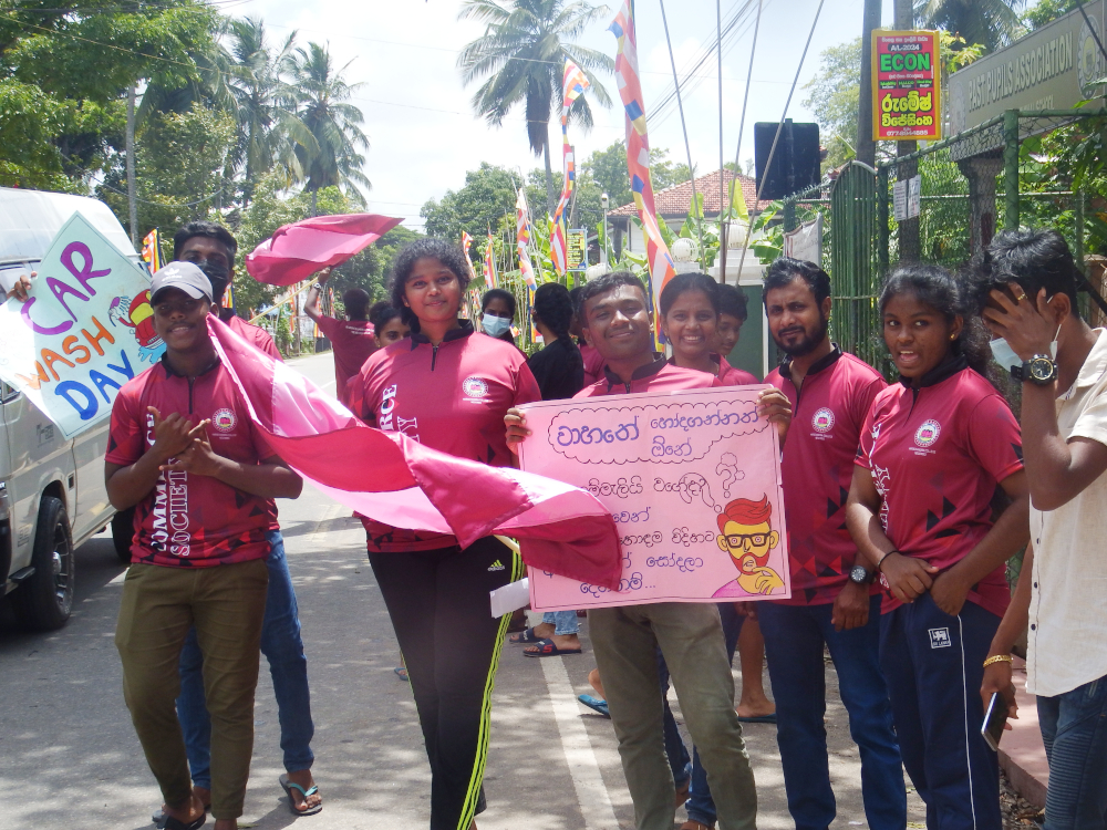 හරිස්වන්ද්ර විදුහලේ වානිජ දිනය සමරන්න අරමුදල් හොයන දරුවෝ . 3 student event 2
