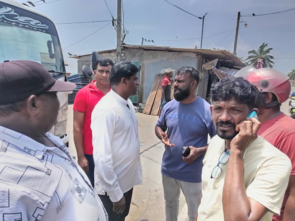 ඇමති සුගත් පොරොන්දුව ඉටු කරයි ! කරවල නිෂ්පාදකයන්ට ලුණු බෙදයි. 6 FB IMG 1747021439823
