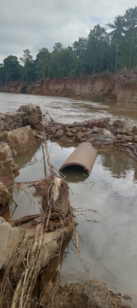 වැලි ගොඩදමන්නන් විසින් වැලි ඉවුර හාරා අැති අයුරු