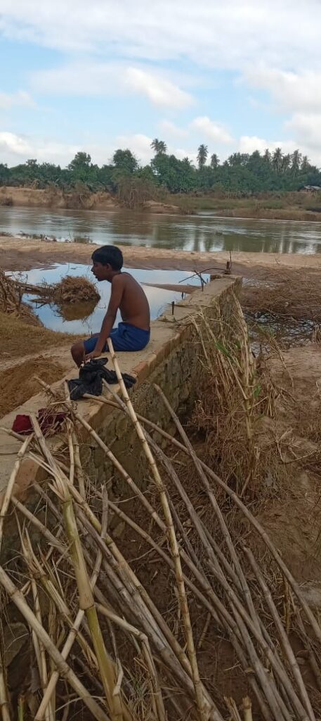 මෙම ඡායාරූපය දිස්වන ගල්වැටිය ඉදිකර ඇති ඉඩම ඇතුලේ ඇති වැලිතට්ටුවද පසුගිය දිනවල ඇතිවූ ගංවතුර තත්වය තුළ බෝට්ටුවකින් පැමිණි පුද්ගලයන් විසින් එහි තිබූ වැලි රැගෙන ගොස් ඇති බව ඉඩම් හිමියා පවසයි.