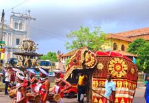 මීපුර වෛශාක්ය මංගල්යයේ, ශ්රී සර්වඥ ධාතු වන්දනා මහා පෙරහැර . …